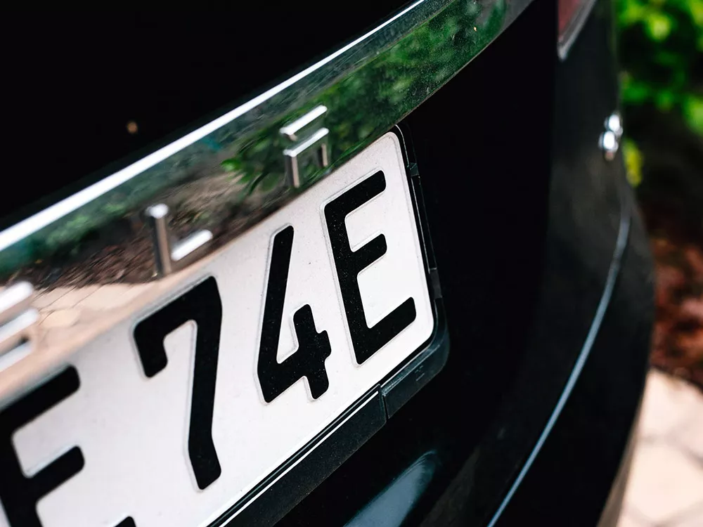 E-Kennzeichen in schwarz